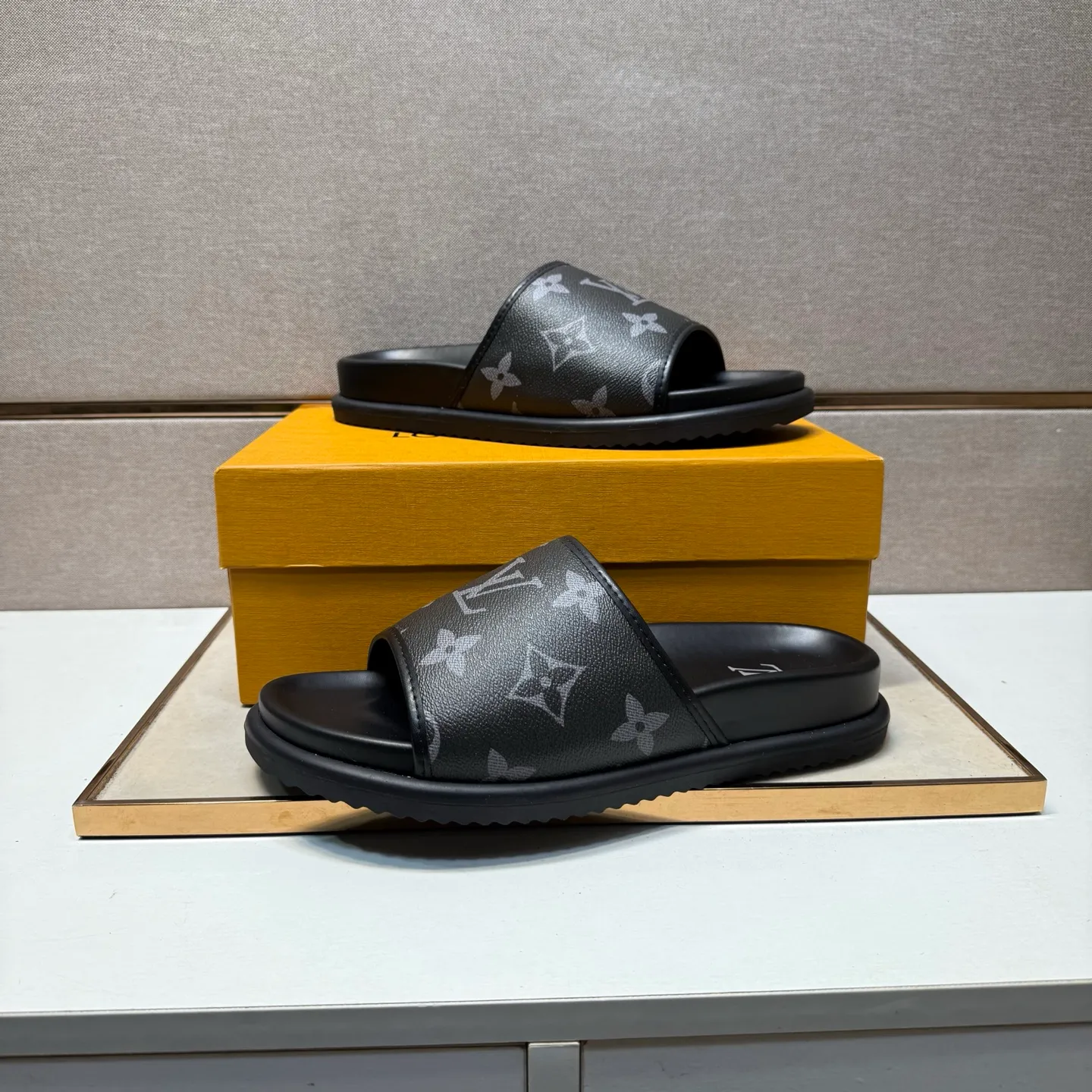 ⬛️Men's shoes 💰p320 [LV～] Men's casual slippers 2025z cabinet sales simultaneously 🔶Size: 38-44 #️⃣ 🔷3 colors🔜The upper is made of multi-material splicing ➕Genuine leather lining, comfortable and breathable, sole: original comfortable and wear-resistant outsole, ⚠️real thing📱photographed🎬real thing is better📢📢📢